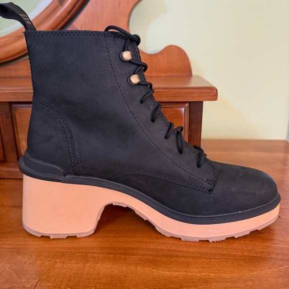 Sorel woman’s Hi-Line Black and Tan Heeled Lace-Up Boots  waterproof size 10 - Picture 4 of 12